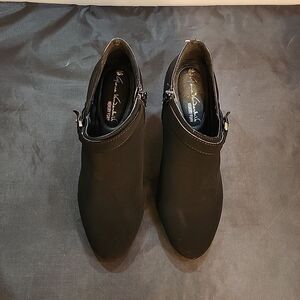 BRAND NEW GLORIA VANDERBILT MEMORY FOAM SIDE ZIPPER SUEDE CLOSURE BOOTIE